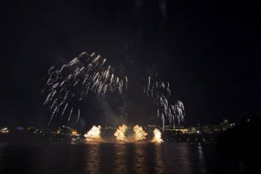 Renkli havai fişekgece gökyüzünde patlayabilir