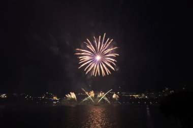 Renkli havai fişekgece gökyüzünde patlayabilir