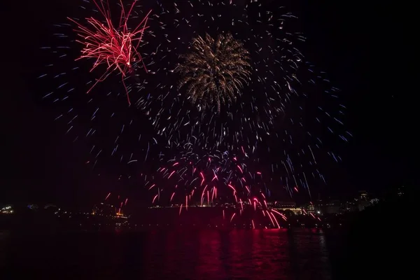 Fuegos Artificiales Colores Explotan Cielo Nocturno — Foto de Stock