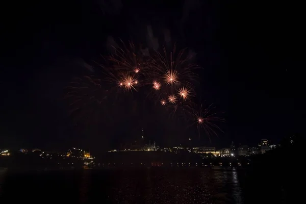 Colourful Fireworks Explode Night Sky — Stock Photo, Image