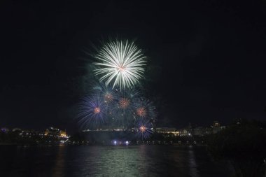 Siyah gökyüzüne karşı renkli havai fişekler