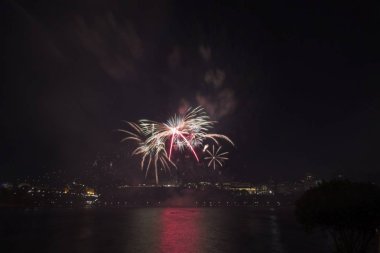 Siyah gökyüzüne karşı renkli havai fişekler