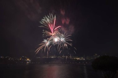Siyah gökyüzüne karşı renkli havai fişekler