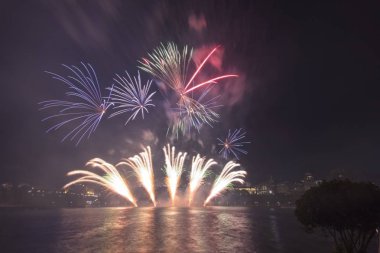 Siyah gökyüzüne karşı renkli havai fişekler