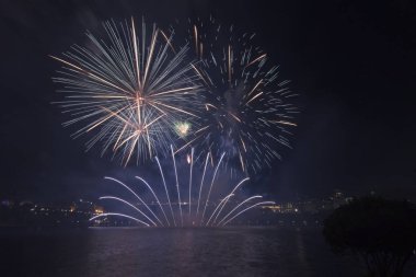Siyah gökyüzüne karşı renkli havai fişekler