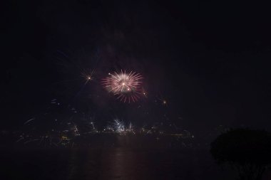 Siyah gökyüzüne karşı renkli havai fişekler