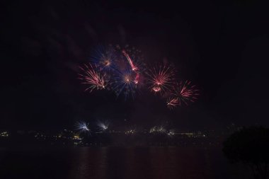 Siyah gökyüzüne karşı renkli havai fişekler