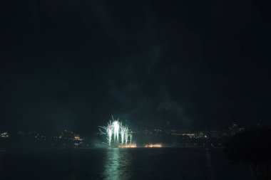 Siyah gökyüzüne karşı renkli havai fişekler