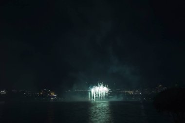 Siyah gökyüzüne karşı renkli havai fişekler