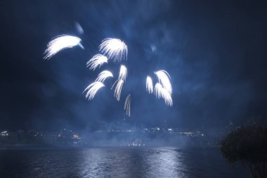 Siyah gökyüzüne karşı renkli havai fişekler