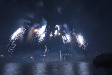 Siyah gökyüzüne karşı renkli havai fişekler