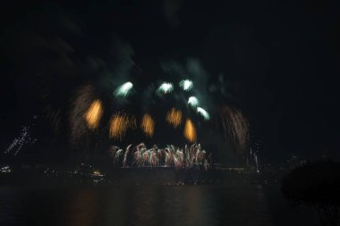 Siyah gökyüzüne karşı renkli havai fişekler