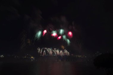 Siyah gökyüzüne karşı renkli havai fişekler