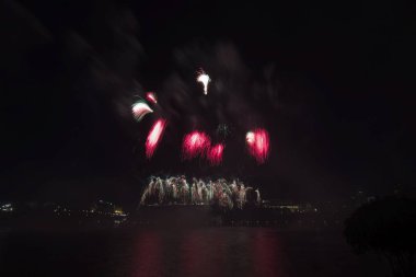 Siyah gökyüzüne karşı renkli havai fişekler