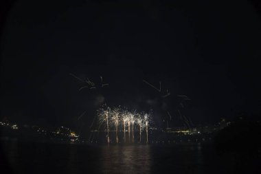 Siyah gökyüzüne karşı renkli havai fişekler