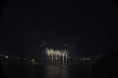 Siyah gökyüzüne karşı renkli havai fişekler