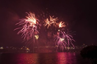 Siyah gökyüzüne karşı renkli havai fişekler