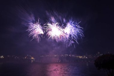 Siyah gökyüzüne karşı renkli havai fişekler