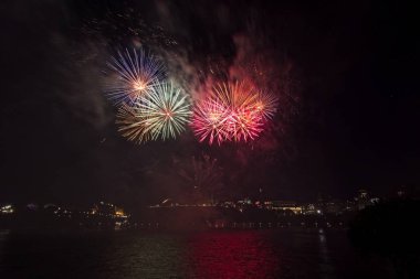 Siyah gökyüzüne karşı renkli havai fişekler