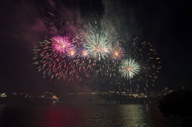 Siyah gökyüzüne karşı renkli havai fişekler