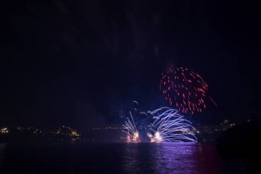 Siyah gökyüzüne karşı renkli havai fişekler