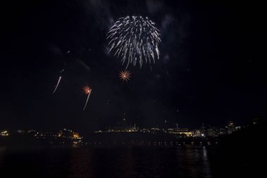 Siyah gökyüzüne karşı renkli havai fişekler