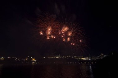 Siyah gökyüzüne karşı renkli havai fişekler