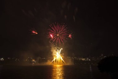 Siyah gökyüzüne karşı renkli havai fişekler