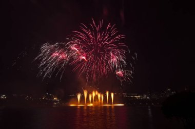 Siyah gökyüzüne karşı renkli havai fişekler
