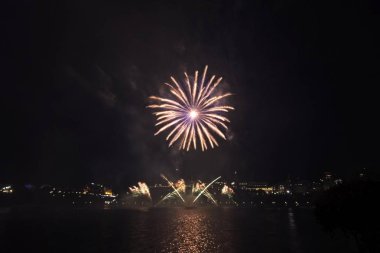 Siyah gökyüzüne karşı renkli havai fişekler