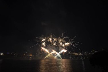 Siyah gökyüzüne karşı renkli havai fişekler