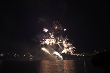 Siyah gökyüzüne karşı renkli havai fişekler