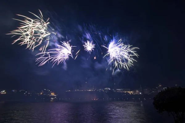 Siyah gökyüzüne karşı renkli havai fişekler