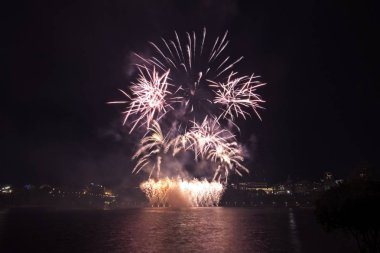 Siyah gökyüzüne karşı renkli havai fişekler