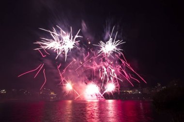 Siyah gökyüzüne karşı renkli havai fişekler
