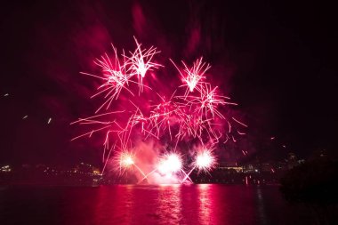 Siyah gökyüzüne karşı renkli havai fişekler