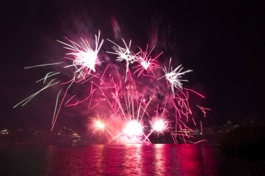 Siyah gökyüzüne karşı renkli havai fişekler