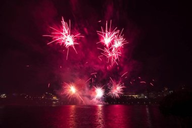 Siyah gökyüzüne karşı renkli havai fişekler