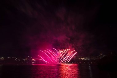 Siyah gökyüzüne karşı renkli havai fişekler