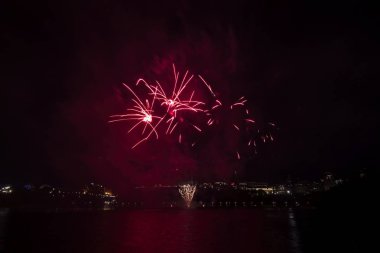 Siyah gökyüzüne karşı renkli havai fişekler