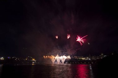 Siyah gökyüzüne karşı renkli havai fişekler