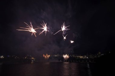 Siyah gökyüzüne karşı renkli havai fişekler