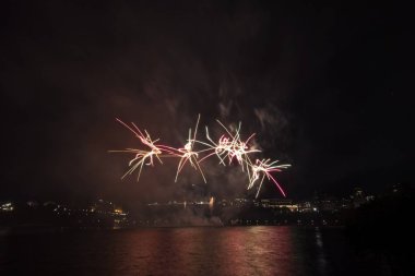Siyah gökyüzüne karşı renkli havai fişekler