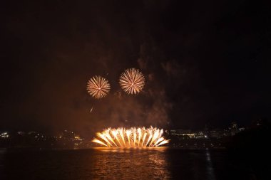Siyah gökyüzüne karşı renkli havai fişekler