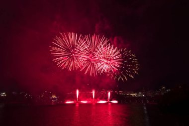 Siyah gökyüzüne karşı renkli havai fişekler