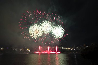 Siyah gökyüzüne karşı renkli havai fişekler