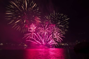 Siyah gökyüzüne karşı renkli havai fişekler