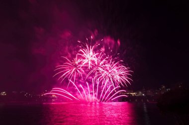 Siyah gökyüzüne karşı renkli havai fişekler