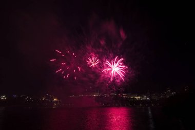 Siyah gökyüzüne karşı renkli havai fişekler
