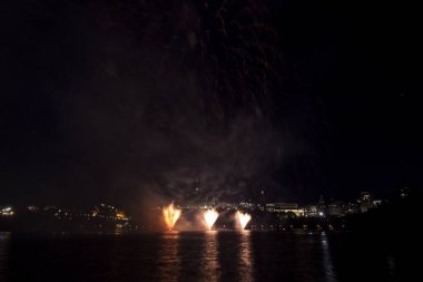 Siyah gökyüzüne karşı renkli havai fişekler